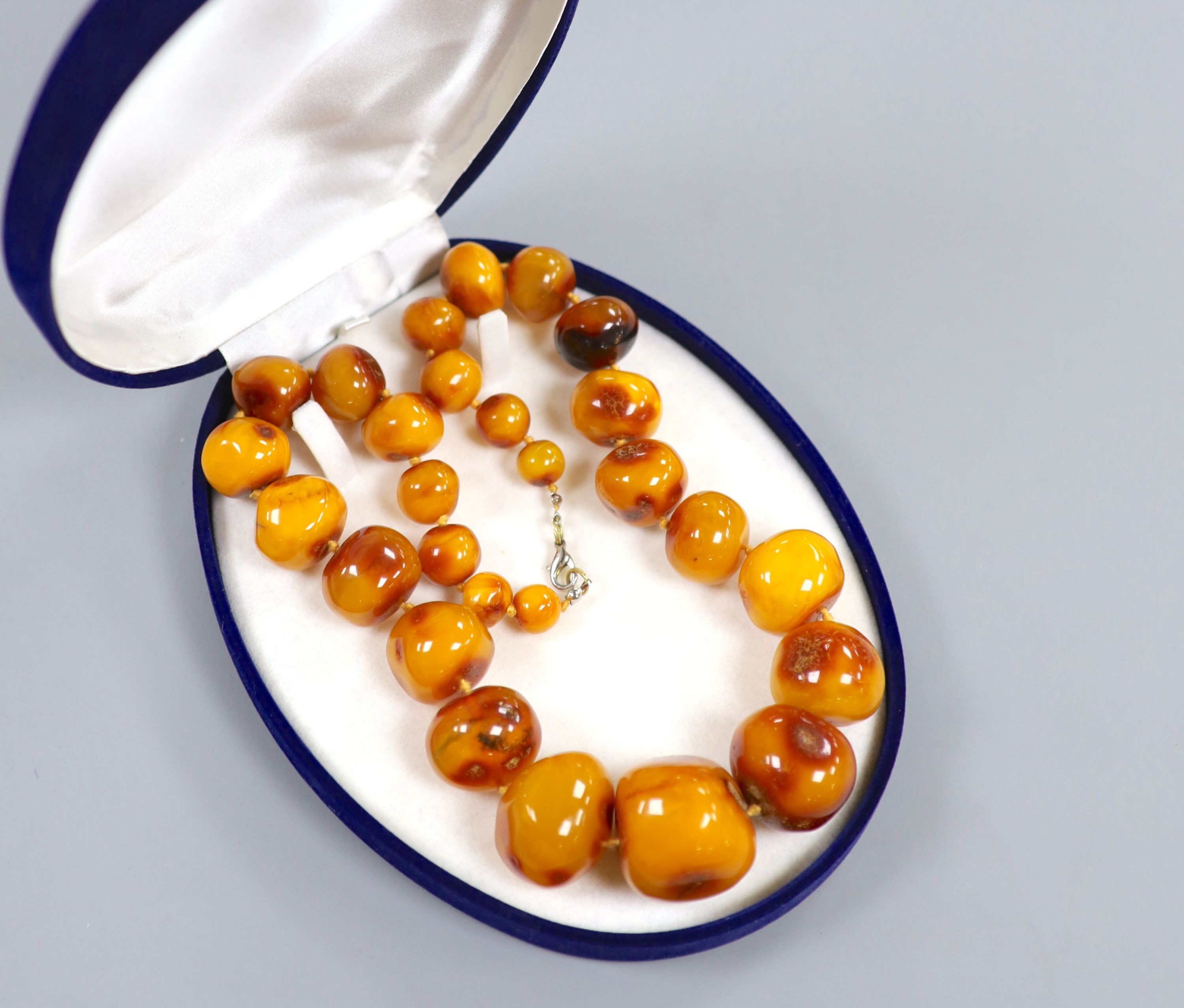 A single strand graduated amber pebble bead necklace, 58cm, gross weight 164 grams.